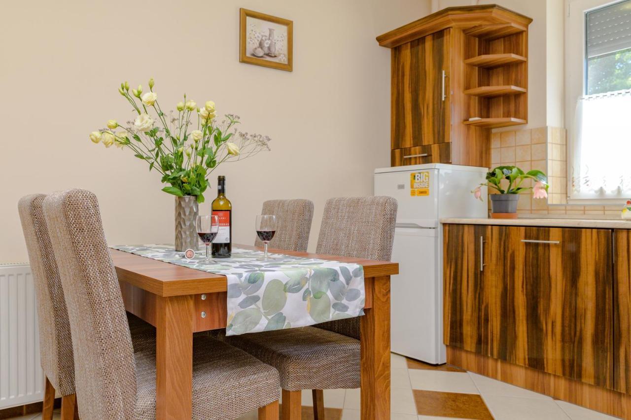 Illes Apartmanok I. Hajduszoboszlo Exterior foto