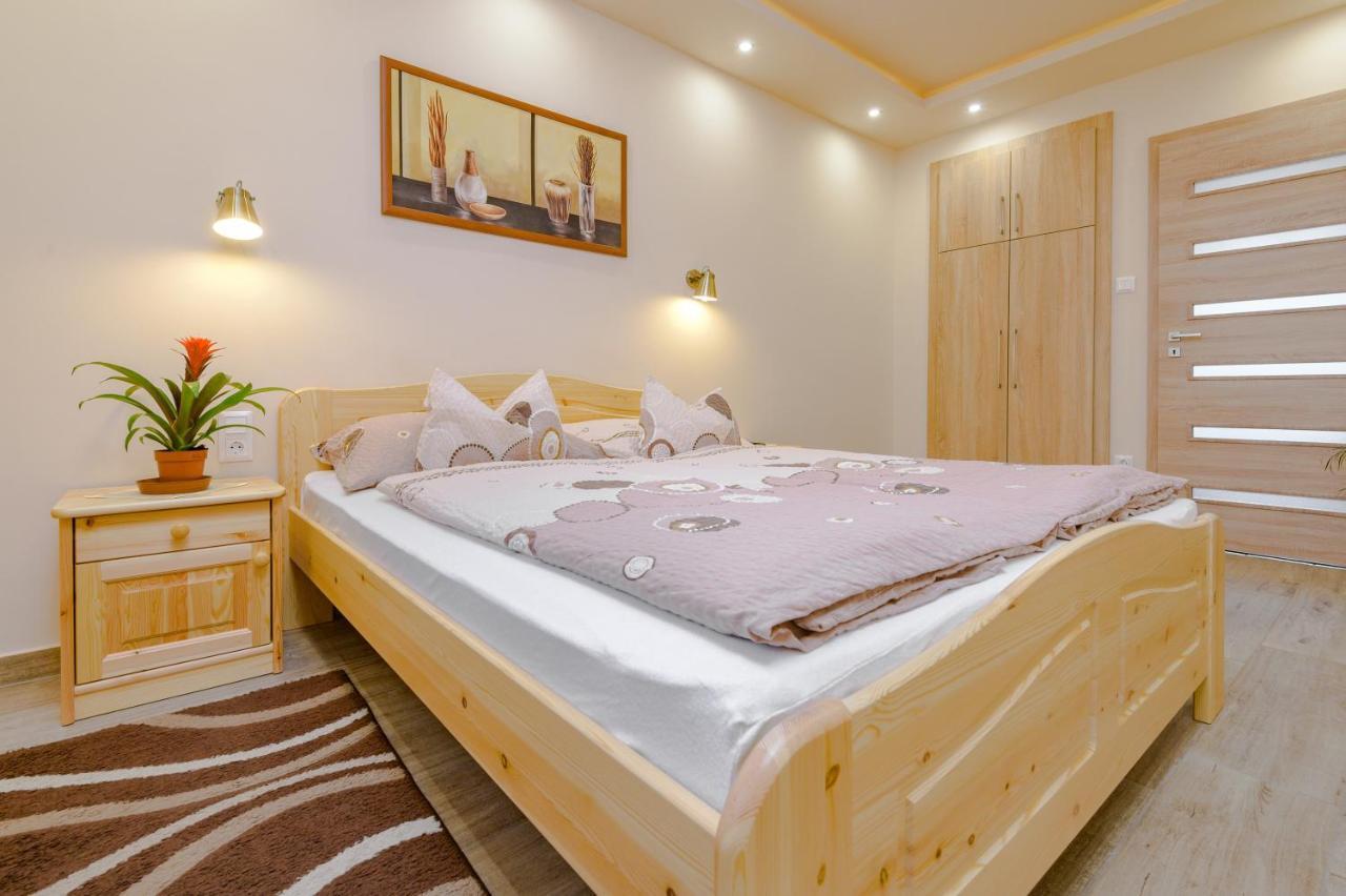 Illes Apartmanok I. Hajduszoboszlo Exterior foto