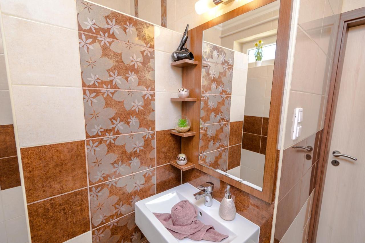 Illes Apartmanok I. Hajduszoboszlo Exterior foto